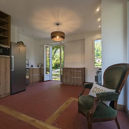 Hébergement de vacances Maison Rénovée Avec Piscine, Parc Arboré Et Proche De La Gare à Chamalières-sur-loire - Fr-1-582-469 *